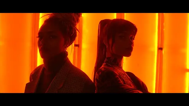 2 femmes côte à côte, néons rouges manifsto